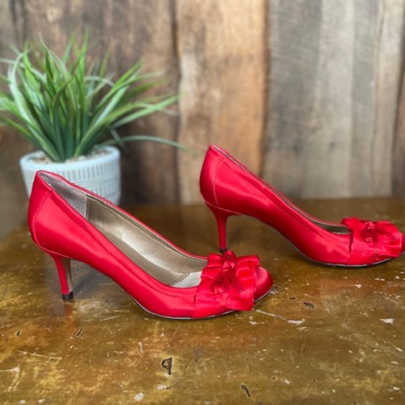 Vigotti Red Satin Pump -- Size 6 Narrow - Picture 5 of 11